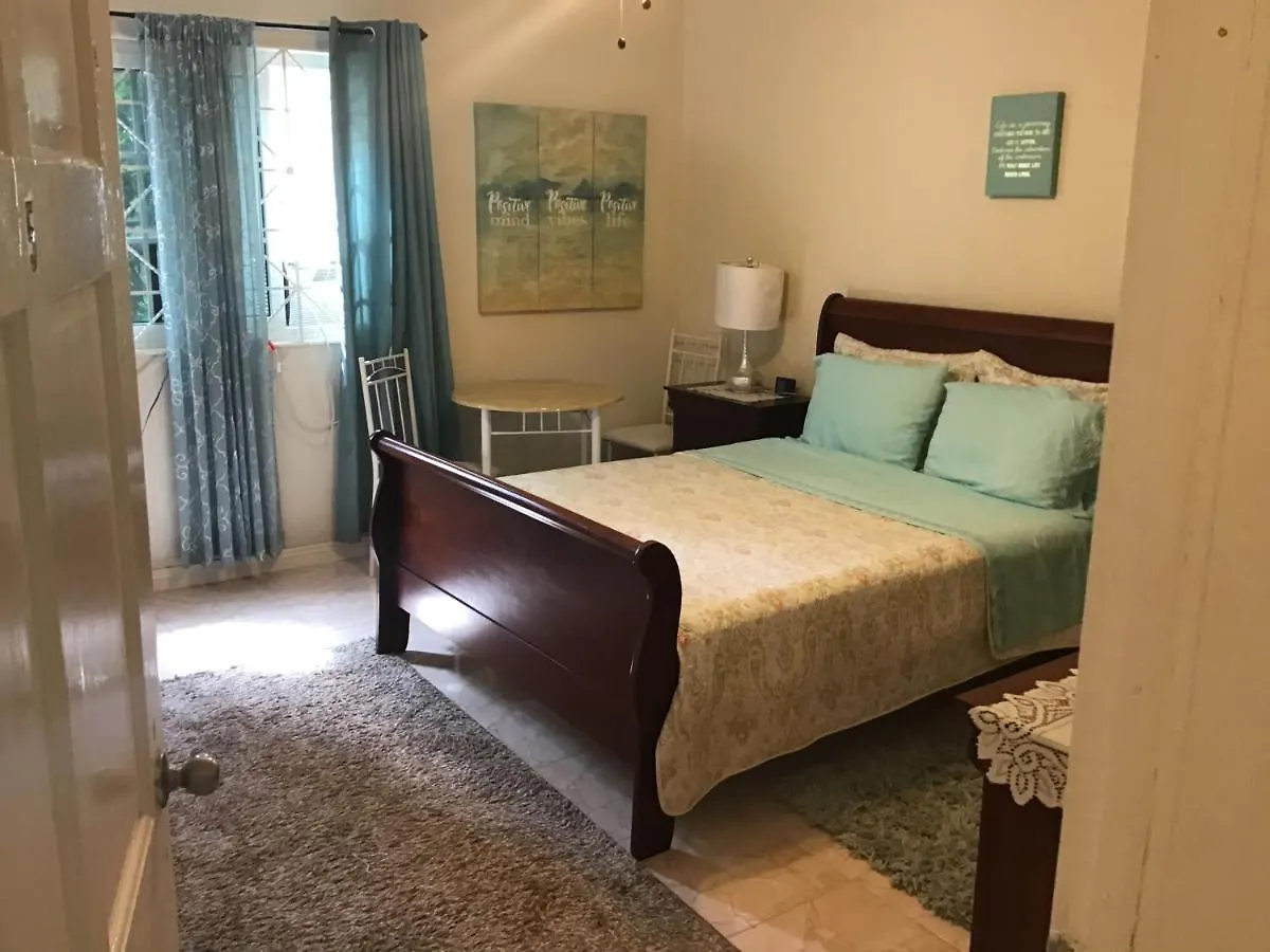 בית אירוח מונטגו ביי Hills Royale Villa